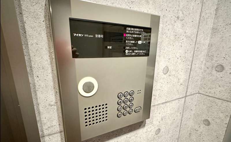 【エントランスドアの右にある集合インターホンを操作して、中にお入りください】 - TIME SHARING 赤羽 IMBオフィス512の写真