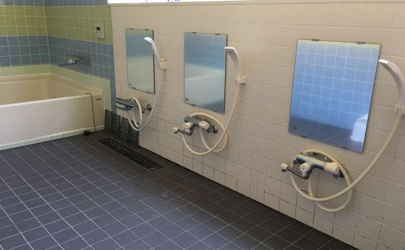 シャワー3つ、浴槽1つがついた浴室（有料オプション）