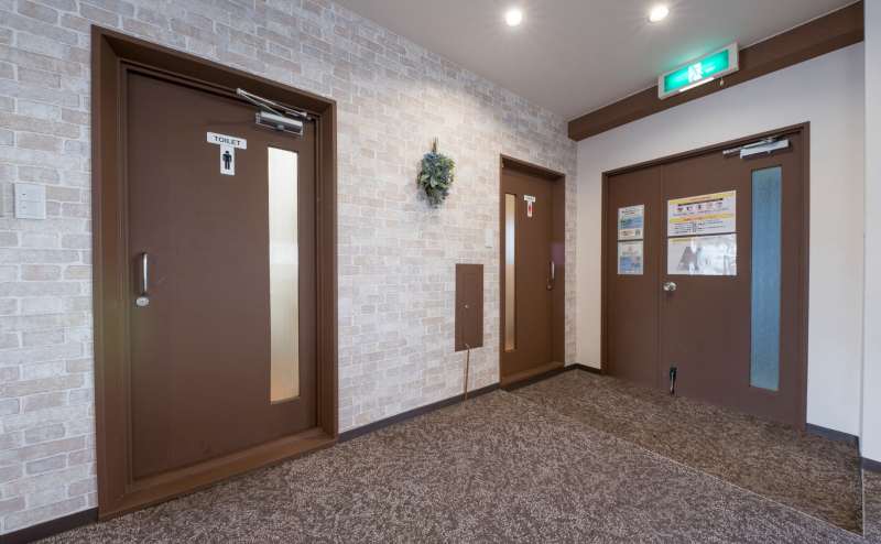 【会議室の後方には、当会議室専用の男女別トイレがございます】 - TIME SHARING 飯田橋 第二東文堂ビル 7Fの写真