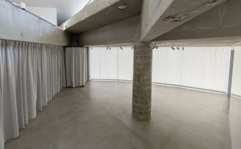 ショールームエリア｜カーテンで自由に空間を区切り、バックルームとしても使えるフレキシブルな設計。フィッティングルームも完備し、アパレル系イベントでの試着対応に最適です。