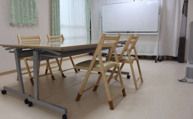 １８０⋇６０ｃｍの作業机４台、イス１３脚、ホワイトボードは無料でご利用頂けます