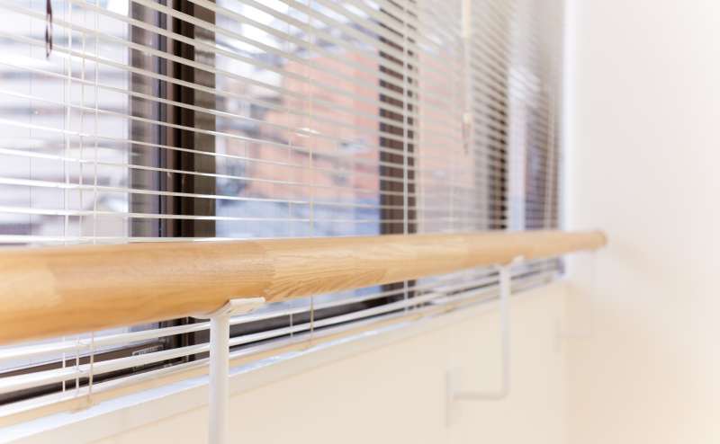 バレエバーとリノリウムもございます。