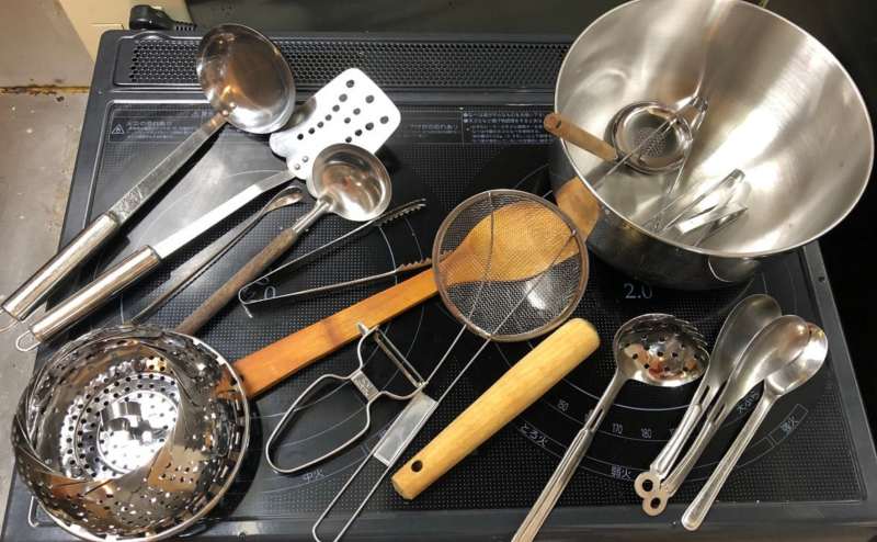 おたまやフライ返しなど、調理に必要な小物はすべてそろっています