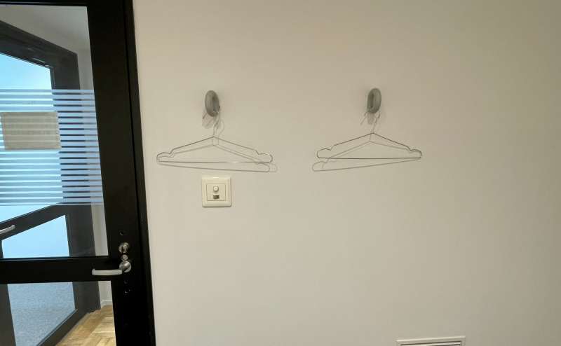 【壁にコート掛けが2つあります】 - TIME SHARING 六本木 第6DMJビル 4Aの写真