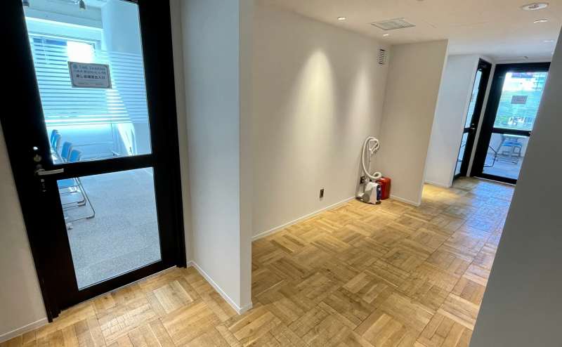 【共通扉から入ると、合計5部屋の会議室があります】 - TIME SHARING 六本木 第6DMJビル 4Cの写真