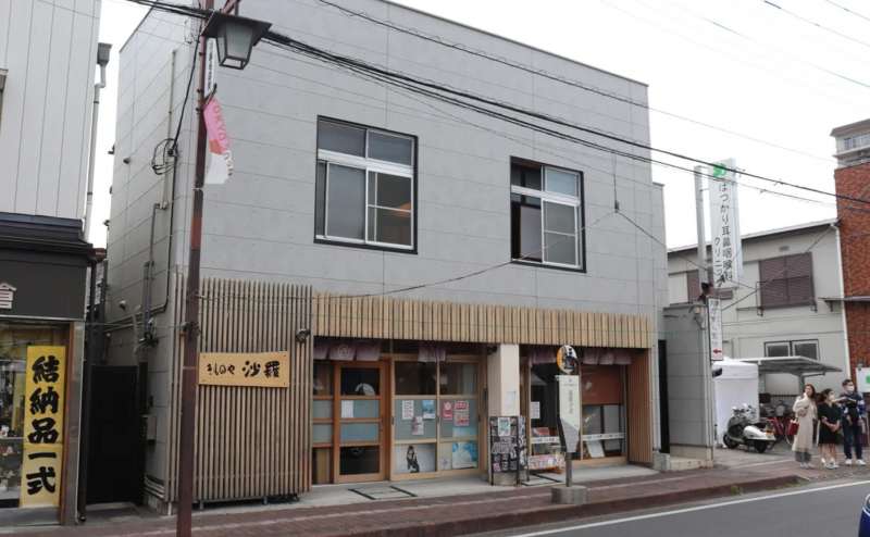 建物外観。2Fがスペースです。1Fは「きもの沙羅」。手前に見えるのが巡回バスのバス停です