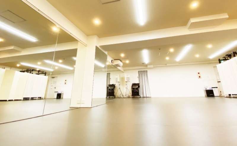 壁一面鏡の明るく清潔な防音スタジオです。ダンスレッスン・ヨガ・ピラティス・演劇練習などにご利用いただけます。