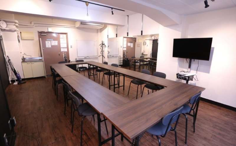 神田駅 地下4番出口徒歩30秒 !ダンス練習もできる会議室/エレベーター有/モニター/ホワイトボード/無料Wifi/