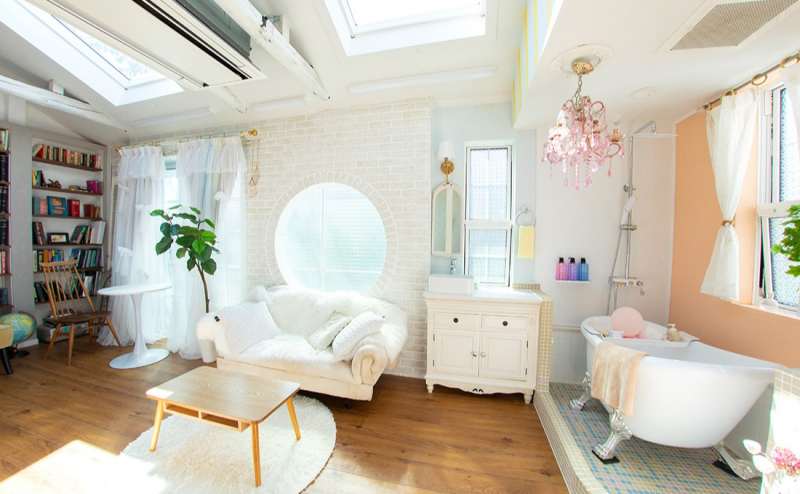 ソファ　イス　冷蔵庫　調理器具　テーブルあります