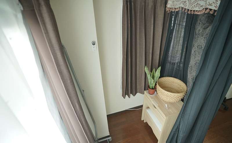 コンパクトですがお客様が気兼ねなくご利用できるお着替えルーム。