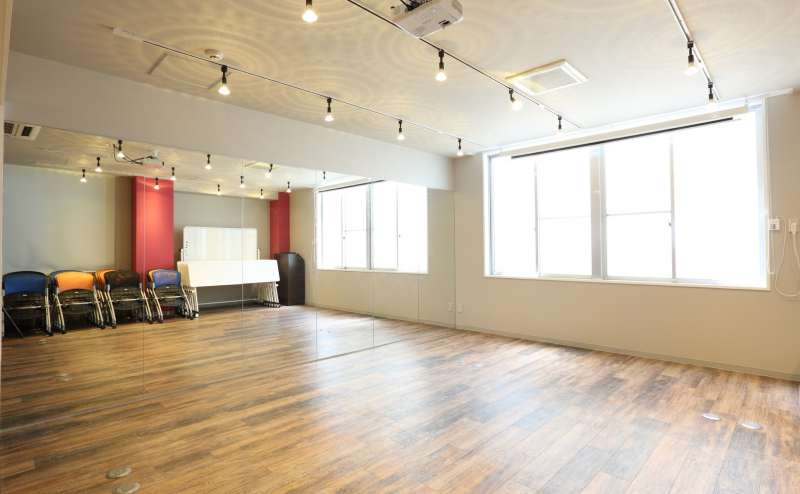 セミナールーム、机、イスなしでウォーキング教室なども可能です