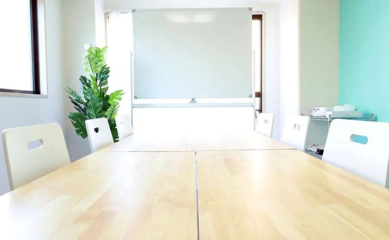 両面に書き込めるホワイトボードです。W120×H90。各種スクールや教室としてもご利用いただけます