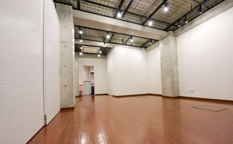 こちらは入り口からの撮影です。清潔感のある白壁に作品が映えます