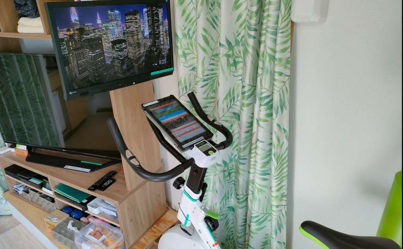 モニタで好きな動画を見ながらフィットネスできます。