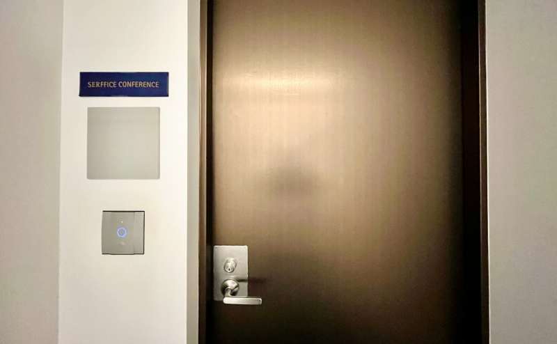 【扉前で予約案内に記載のakerunのURLを開き「開ける」ボタンを押すと開錠されます。】