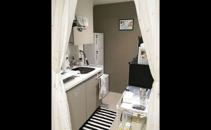 施術ルームからスタッフルームを見たところです