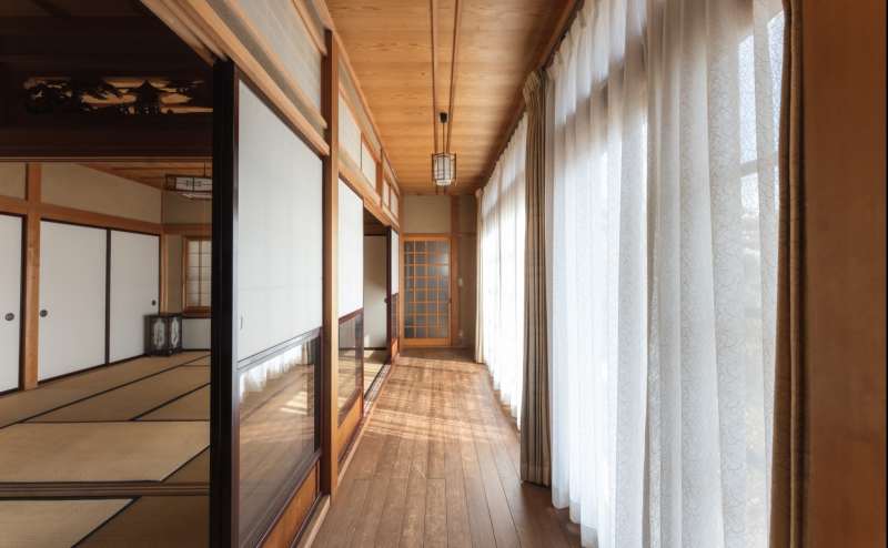 南向きの縁側からは自然光がたっぷりと入り、季節ごとの光を楽しめます。