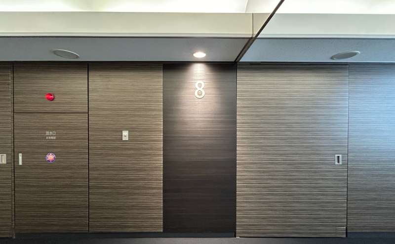 【エレベーターで8階にお降りください】