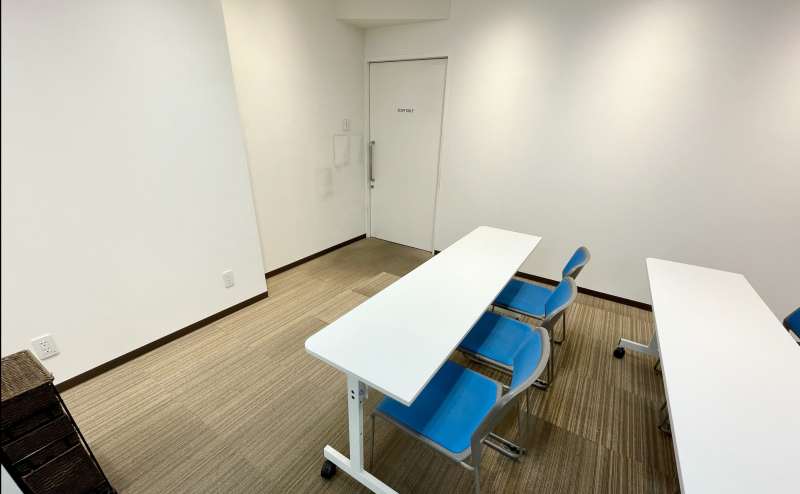 【会議室の右前にはバックヤードの入口があります】 - TIME SHARING 代々木駅西口前の写真