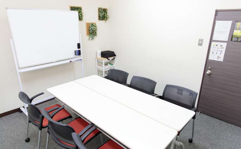 少人数向け貸し会議室「みーてぃんぐすぺーす本町」は、本町駅2号出口から徒歩4分です。