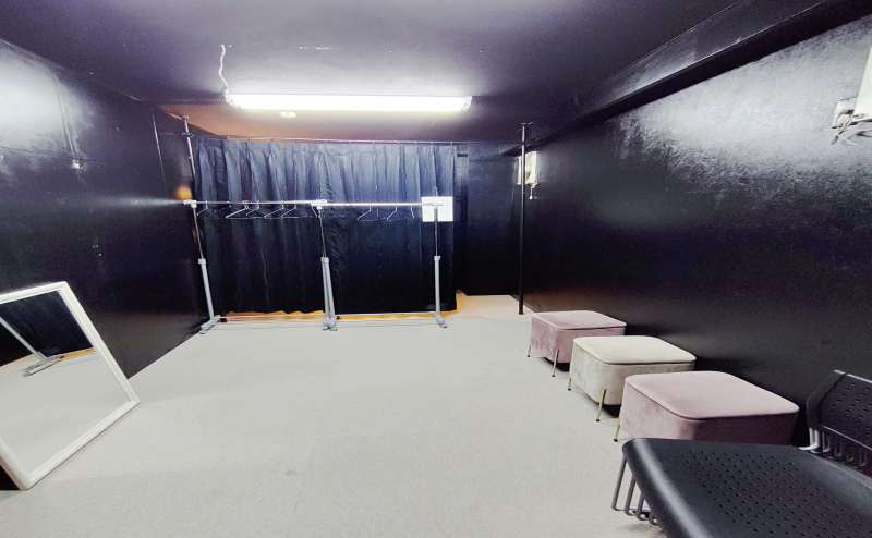 広々の休憩室と更衣スペース。レッスンのあとにも会話が弾みます。写真には写っていませんが、大きな荷物棚も設置。沢山の方のお荷物でも大丈夫!!