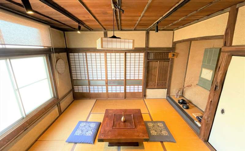 囲炉裏の風格がたまりません。