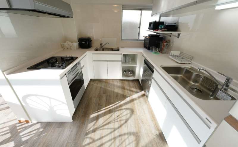 キッチンにはガスコンロはもちろん、食洗器、電子レンジなど、料理に必要な機材が充実に揃っています。