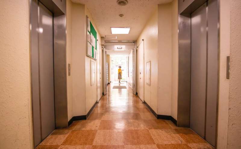 激安白ホリスタジオ【新宿】撮影機材無料、天井高4m、美しいコンクリート壁のアクセス2