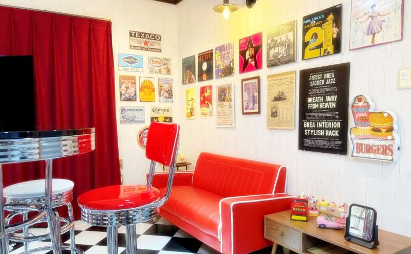 チェック柄の床、壁面には50’ｓなレコードジャケットやポスター、ブリキ看板などが雰囲気を盛り上げます♪
