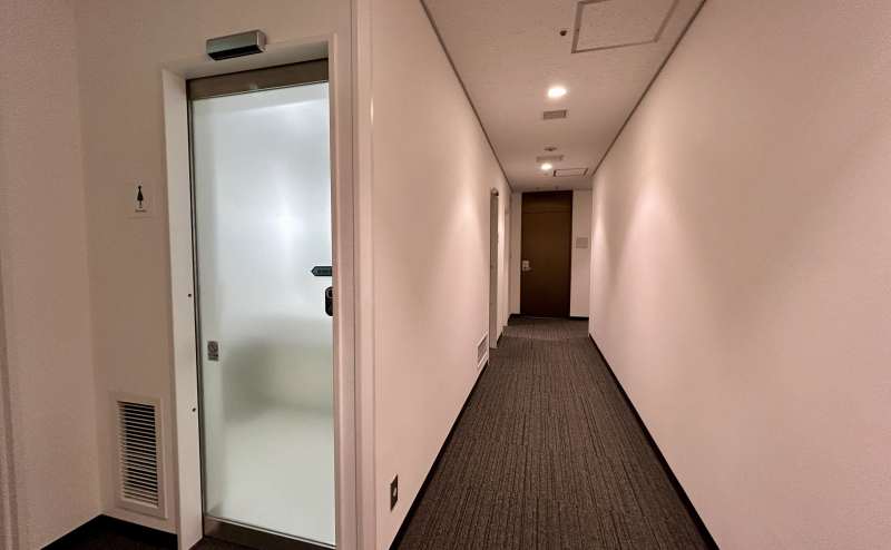 【女子トイレ入口】