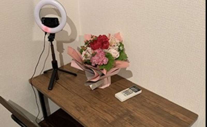 自撮り用リングライトと机、椅子。ご自由にご利用いただけます