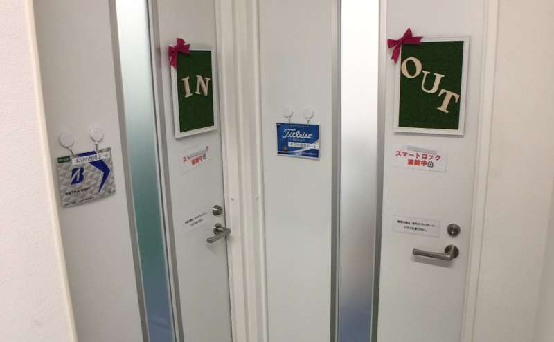 各部屋の入り口です。完全個室なので人目を気にせず練習に集中することができます。