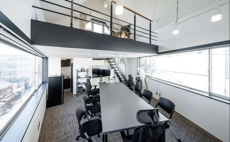 アオトネスト4階貸切/青砥駅徒歩1分 広々とした上質なプレミアム空間 窓あり 天井高3m以上 印象的な室内デザイン パーティやビジネスの会合に ワンフロア貸切でプライベートな集まりにも 着席10名様可