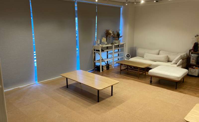 ロールカーテンを降ろして、個室空間としてもご利用いただけます。