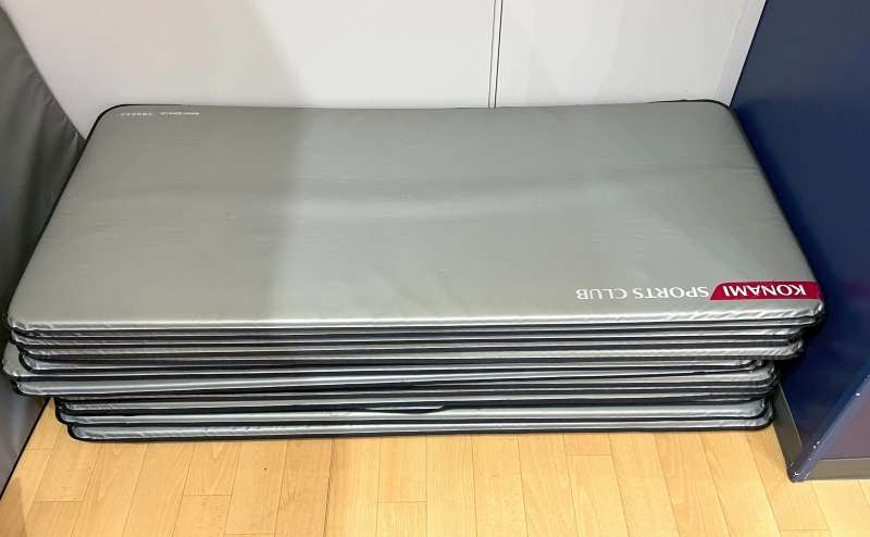 【マットはご利用いただけます。(ストレッチ器具や卓球用品は使用禁止です)】