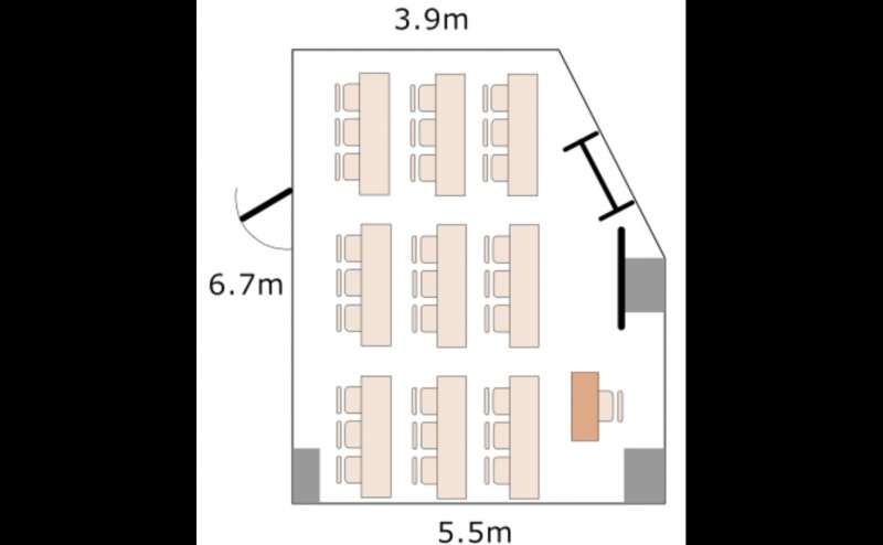 スクール形式のレイアウト。3人掛け机が9台ございます
