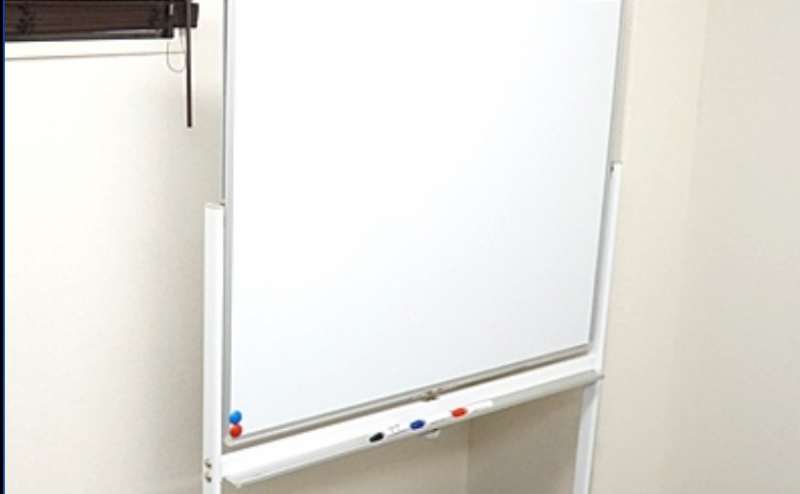 ホワイトボードは2台ございます。マーカーは黒、赤、青の3色です