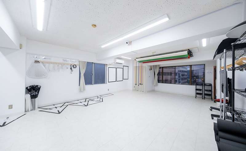 広さは60平方メートルでで、天井高は2.5mです。リーズナブルな価格なのに広々