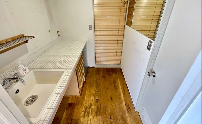 【トイレは右側のドアです】 - TIME SHARING  新宿御苑前 壱丁目参番館1001の写真