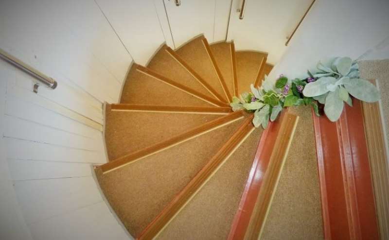 セレクトショップ入り口から螺旋階段で2階へ上がります