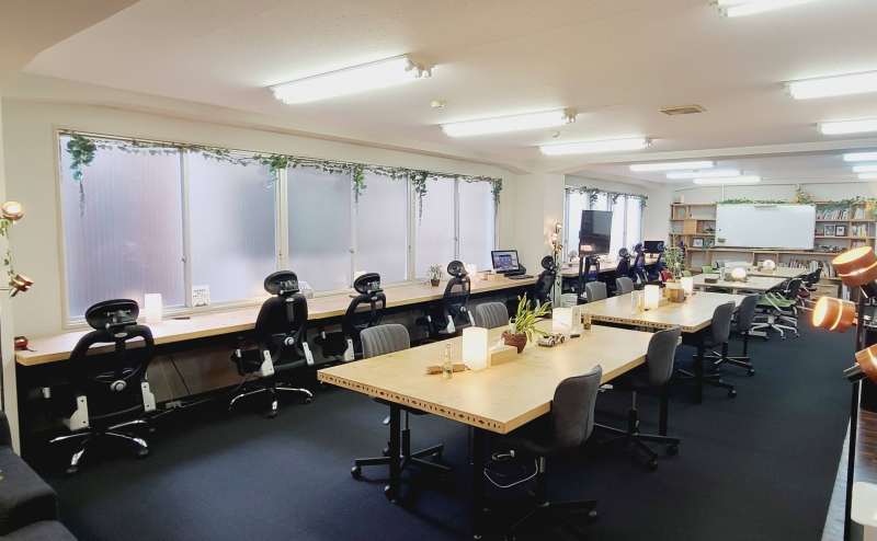 オフィスエリア50席プランは手前から奥(ホワイトボード)まで約50席すべてご利用可能です！