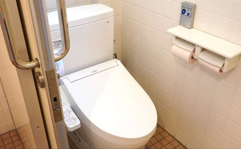 ウォシュレット＆ウォームレット式のトイレです。(トイレは男女別)