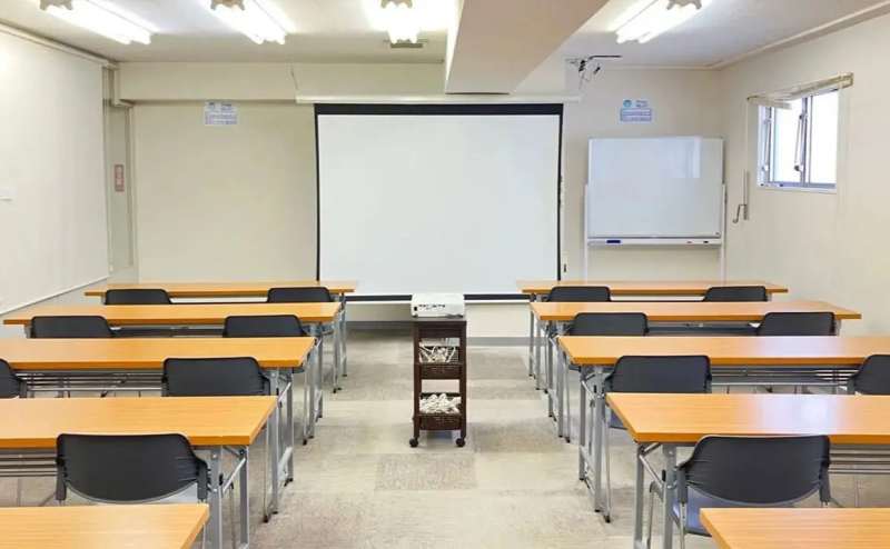 第二会議室 3名掛け最大30席【高崎駅徒歩7分 販売利用OK】プロジェクター|スクリーン|ホワイトボード|Wi-Fi|無料