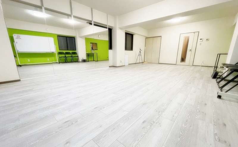 【RADBASE神戸御影店】全身が映る鏡が設置｜ダンスに最適｜完全個室｜24時間｜WiFi・エアコン・空気清浄機・ホワイトボード完備｜六甲道、新在家、石屋川から徒歩圏内