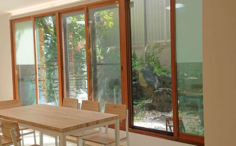 壁一面の窓から明るい日差しが差し込みます