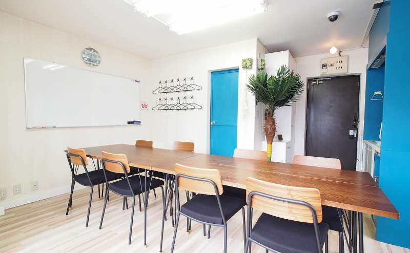 スタンダードな会議用レイアウト。ご利用後はこのレイアウトにお戻し下さい。