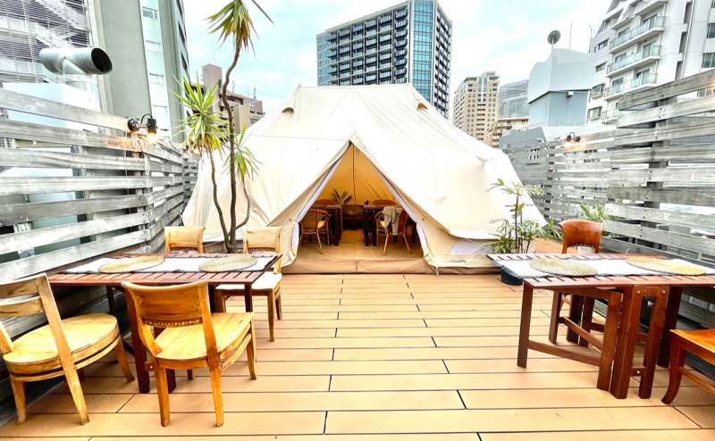 超巨大ダブルベルテントの グランピングスペース。