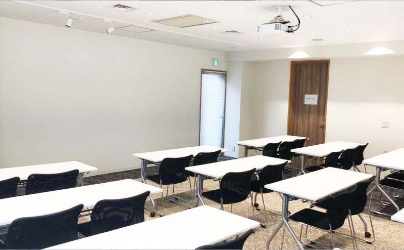 30名用のセミナールームを追加で借りられます。 ホワイトボード、プロジェクター、WiFi、全て無料利用可。事前にお申し付け下さい。