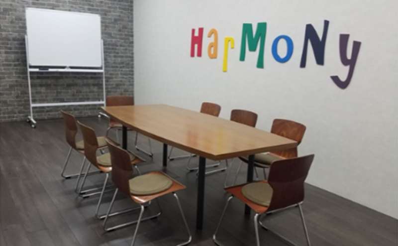 B会議室　ホワイトボードとプロジェクターを設置しており、ご自由にご利用いただけます。