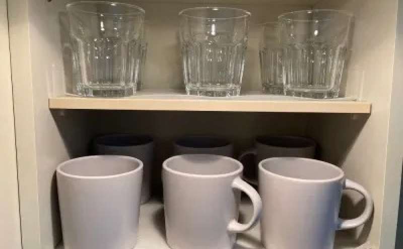 コップ、カップもございます。近隣のスーパー、コンビニなどでお買い物も簡単です